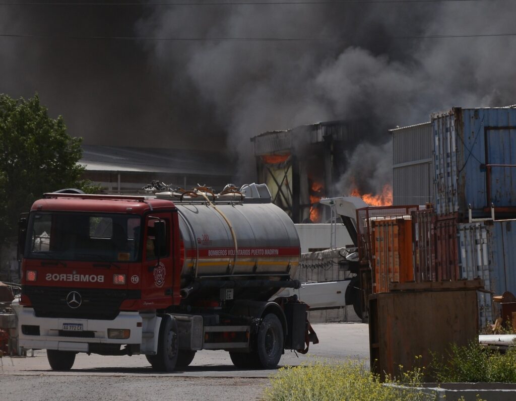 Un incendio con fuga de amoníaco en Conarpesa puso en peligro a pesqueras aledañas